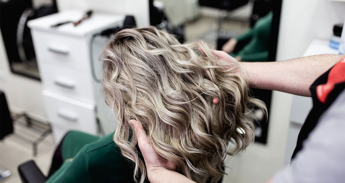 mulher com cabelo com luzes platinadas